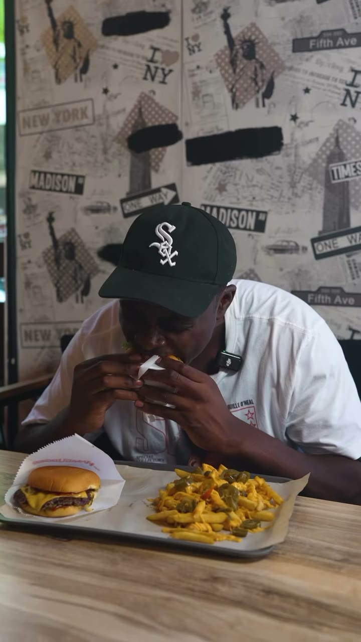 Schluss des Reels: der Biss in den Burger