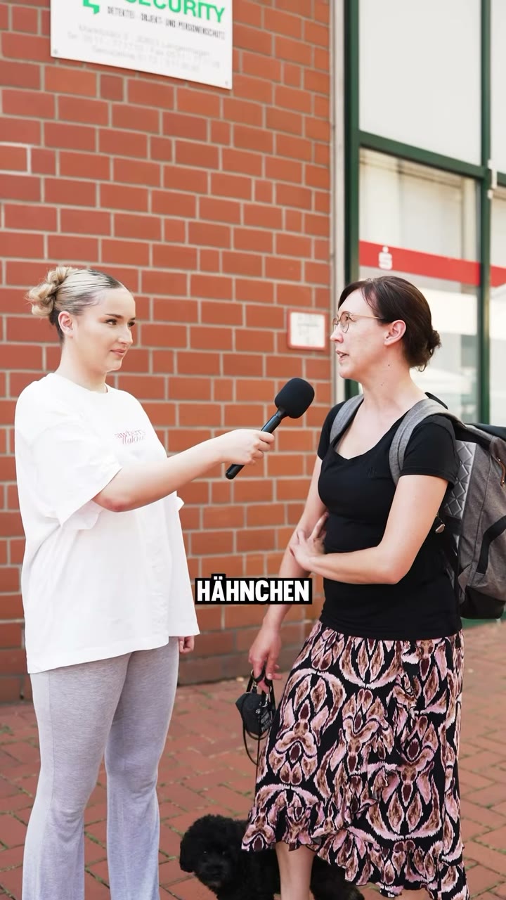 Mitte der Straßenumfrage: eine Antwort, das Mikro wandert weiter
