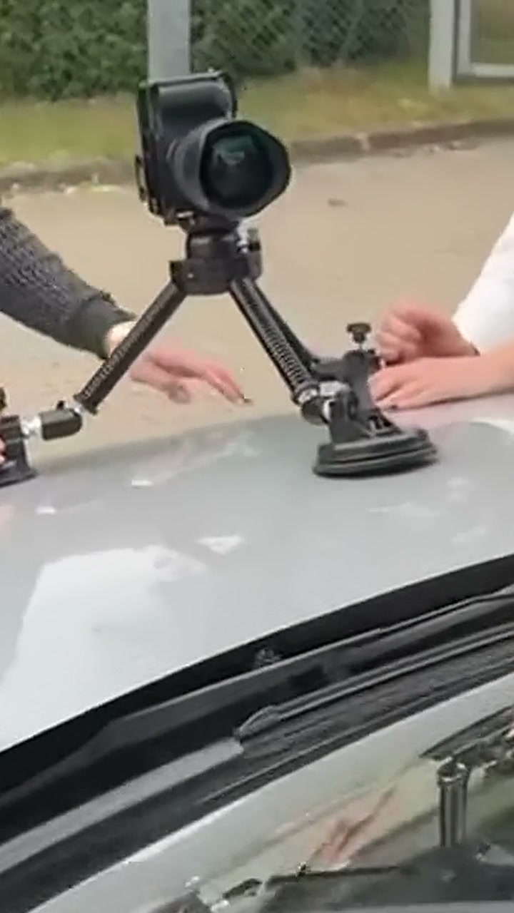 Hinter den Kulissen: Kamera per Saugnapf auf der Motorhaube